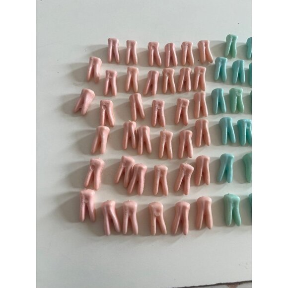 Blue and pink teeth - Picture 3 of 3